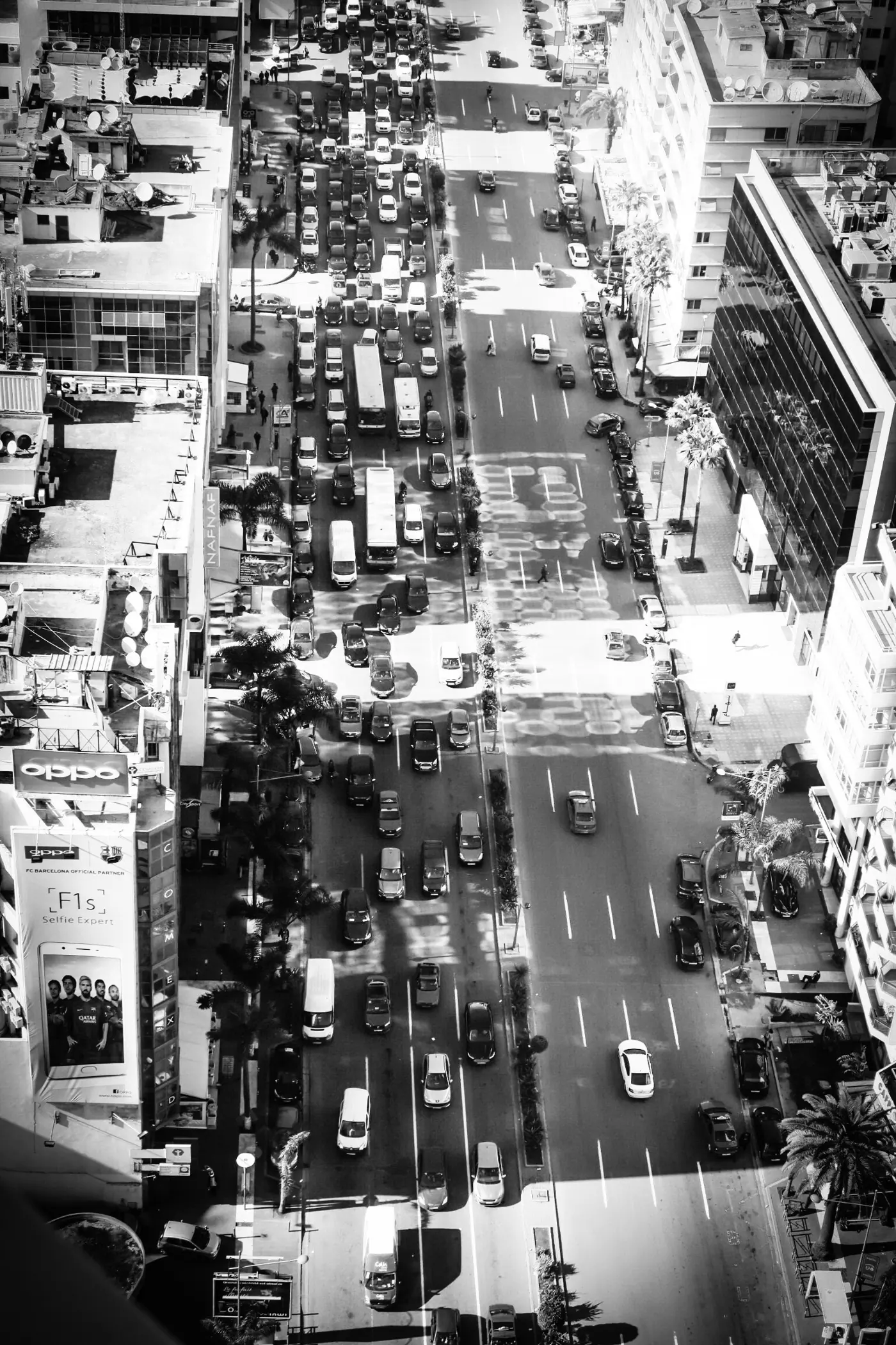 Vue aérienne d'une avenue de Casablanca, en noir et blanc