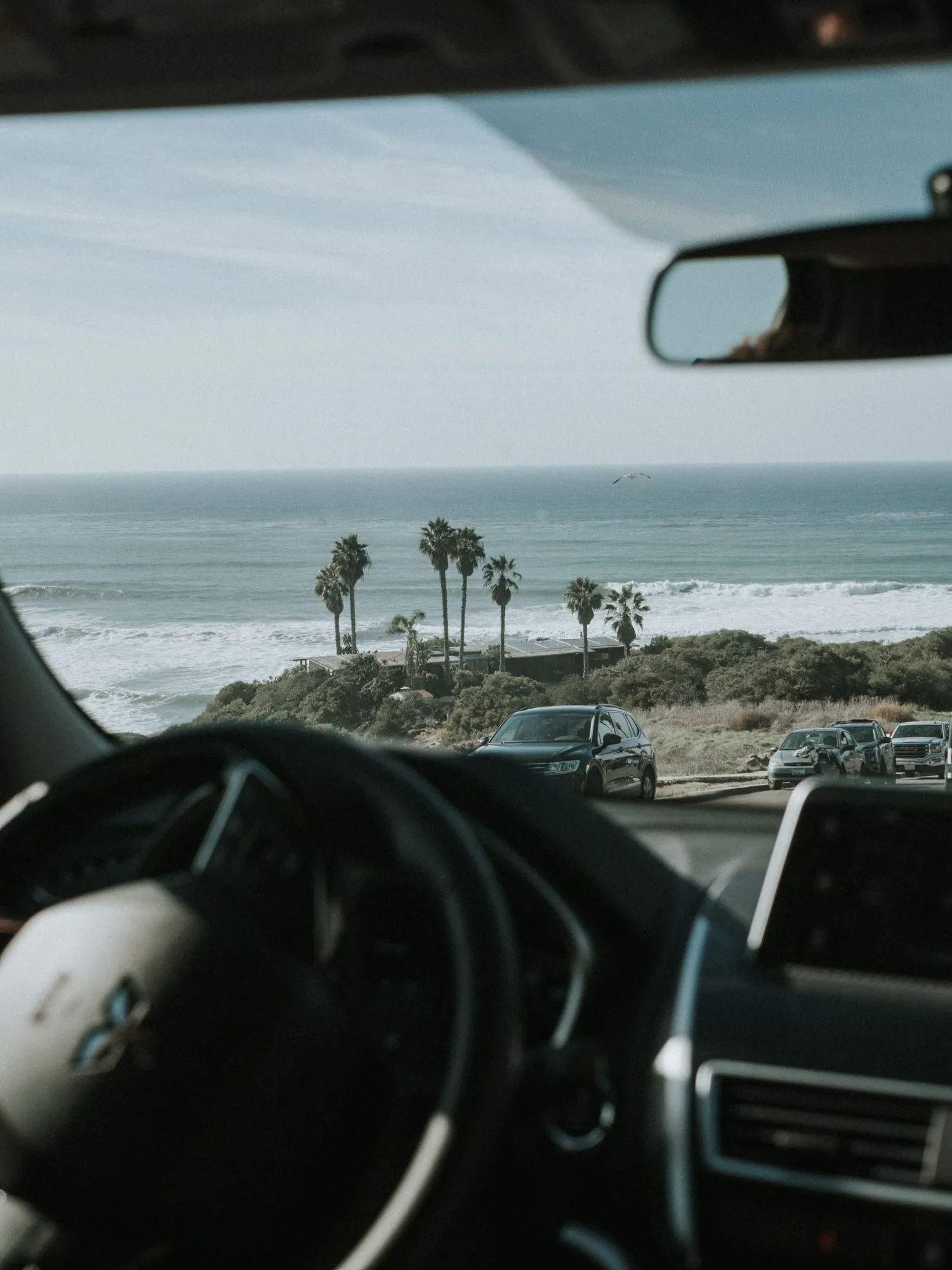 Vue depuis une voiture sur la route du littoral, face à l'océan