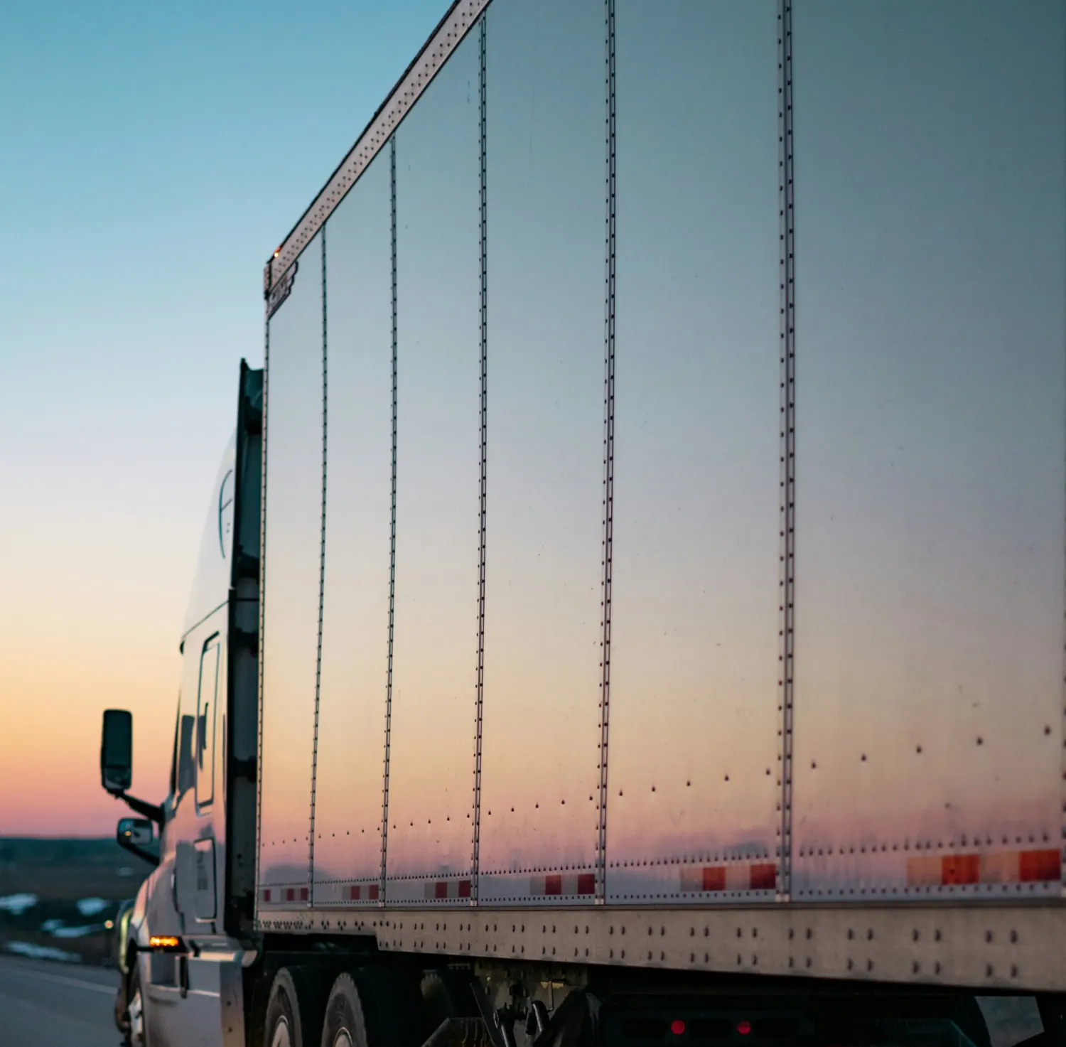 Camion de transport sur une route au crépuscule
